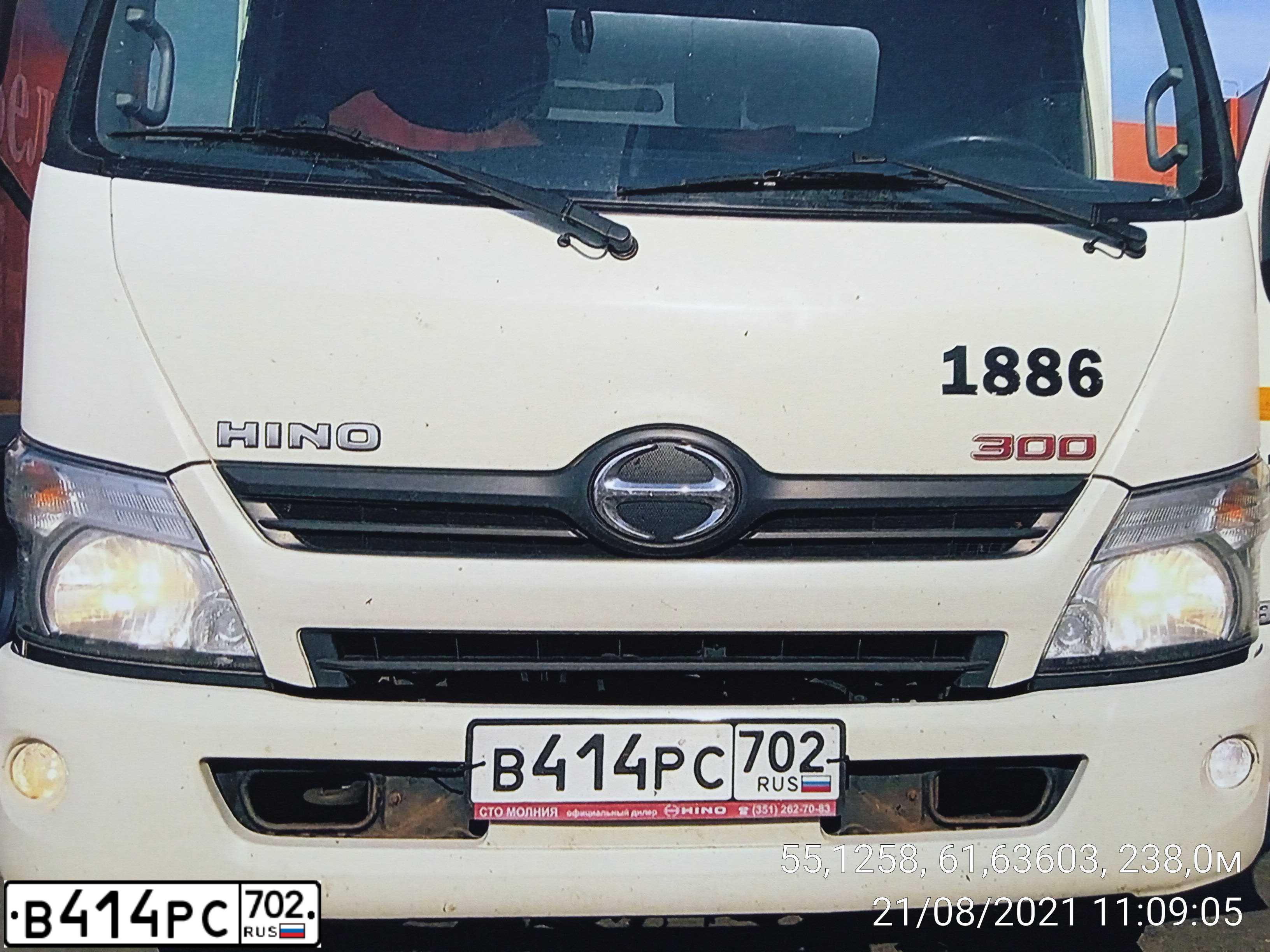 Фото автомобиля HINO 300-SERIE, 2017 — госномер В414РС702. Цвет: БЕЛЫЙ