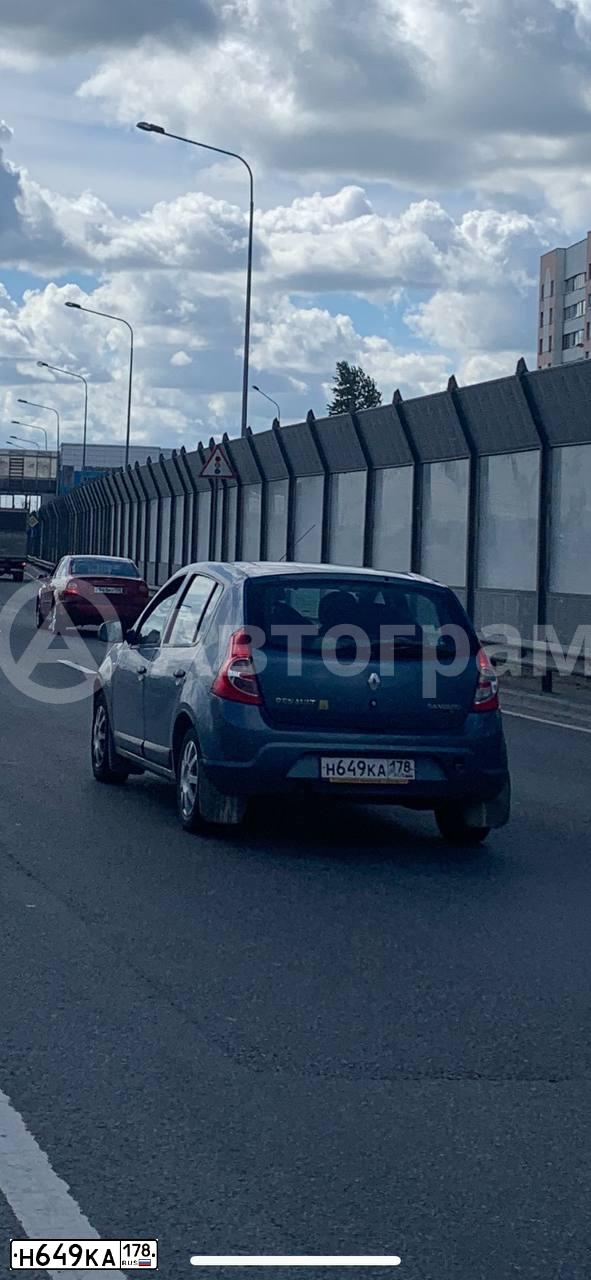 Фото автомобиля RENAULT SANDERO, 2012 — госномер С640АР198. Цвет: синий