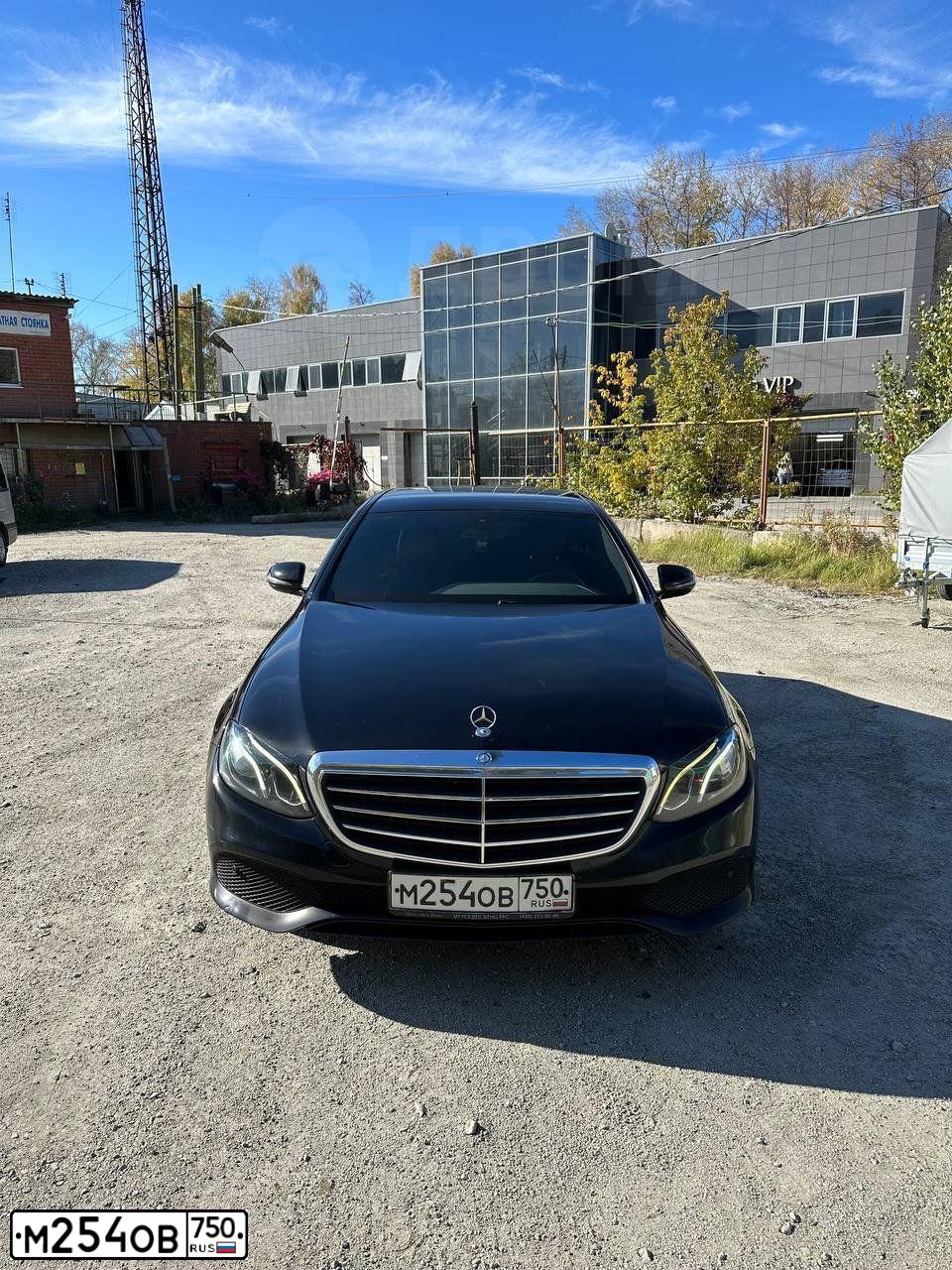 Фото автомобиля MERCEDES E-KLASSE, 2016 — госномер Х210ХЕ774. Цвет: ЧЕРНЫЙ