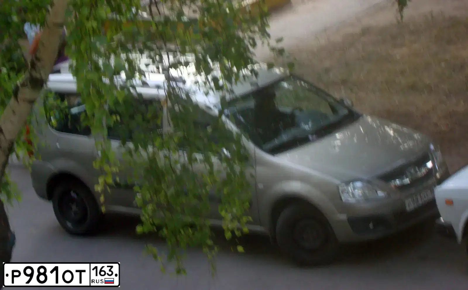 Фото автомобиля LADA LARGUS, 2014 — госномер Р981ОТ163. Цвет: СЕРО-БЕЖЕВЫЙ