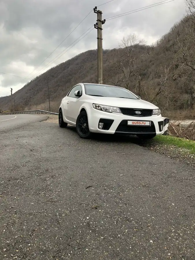 Фото автомобиля KIA CERATO, 2011 — госномер Е791МХ147. Цвет: Белый