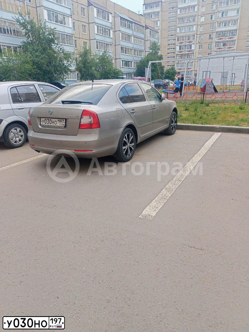 Фото автомобиля SKODA OCTAVIA, 2011 — госномер У030НО197. Цвет: СЕРЫЙ