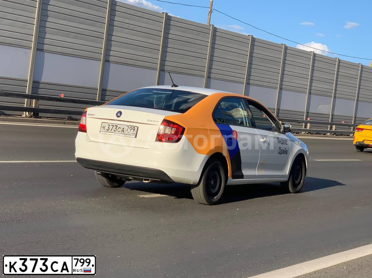 Фото автомобиля SKODA RAPID, 2019 — госномер Р691КС198. Цвет: БЕЛЫЙ