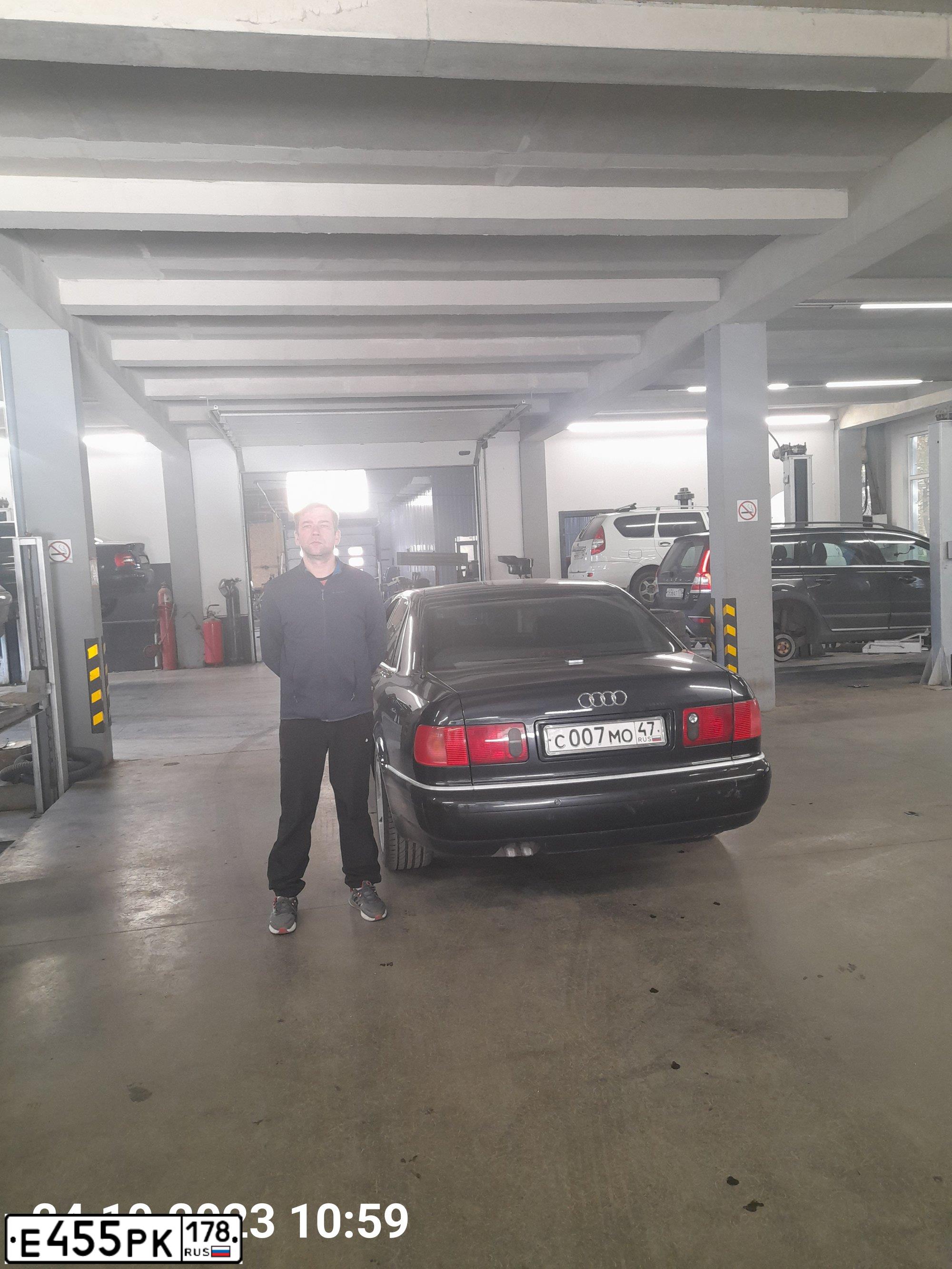 Фото автомобиля AUDI A8, 1998 — госномер А712НЕ198. Цвет: Темно-зеленый