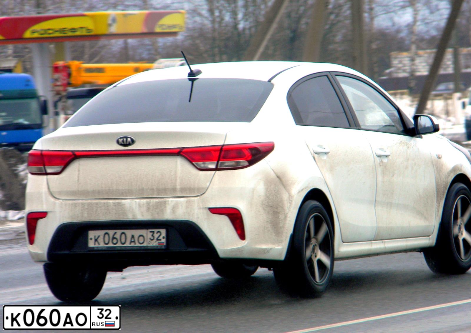 Фото автомобиля KIA RIO, 2015 — госномер Р717ОС58. Цвет: Белый