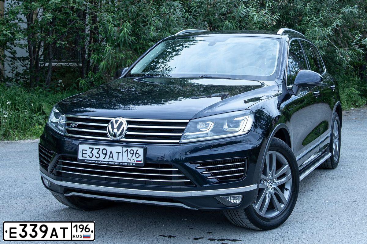 Фото автомобиля VOLKSWAGEN TOUAREG, 2016 — госномер Е840КА774. Цвет: Темно-синий