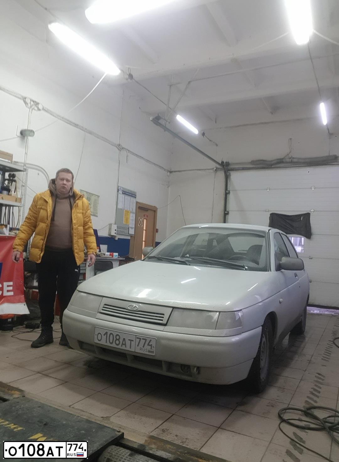Фото автомобиля LADA 2112, 2004 — госномер Р657МА174. Цвет: Белый