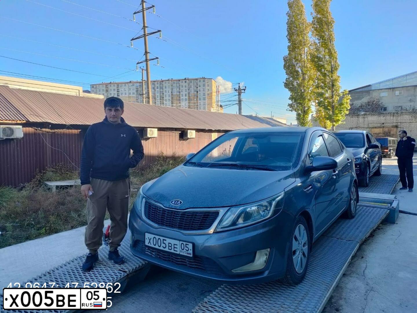 Фото автомобиля KIA RIO, 2012 — госномер Х005ВЕ05. Цвет: СЕРЫЙ