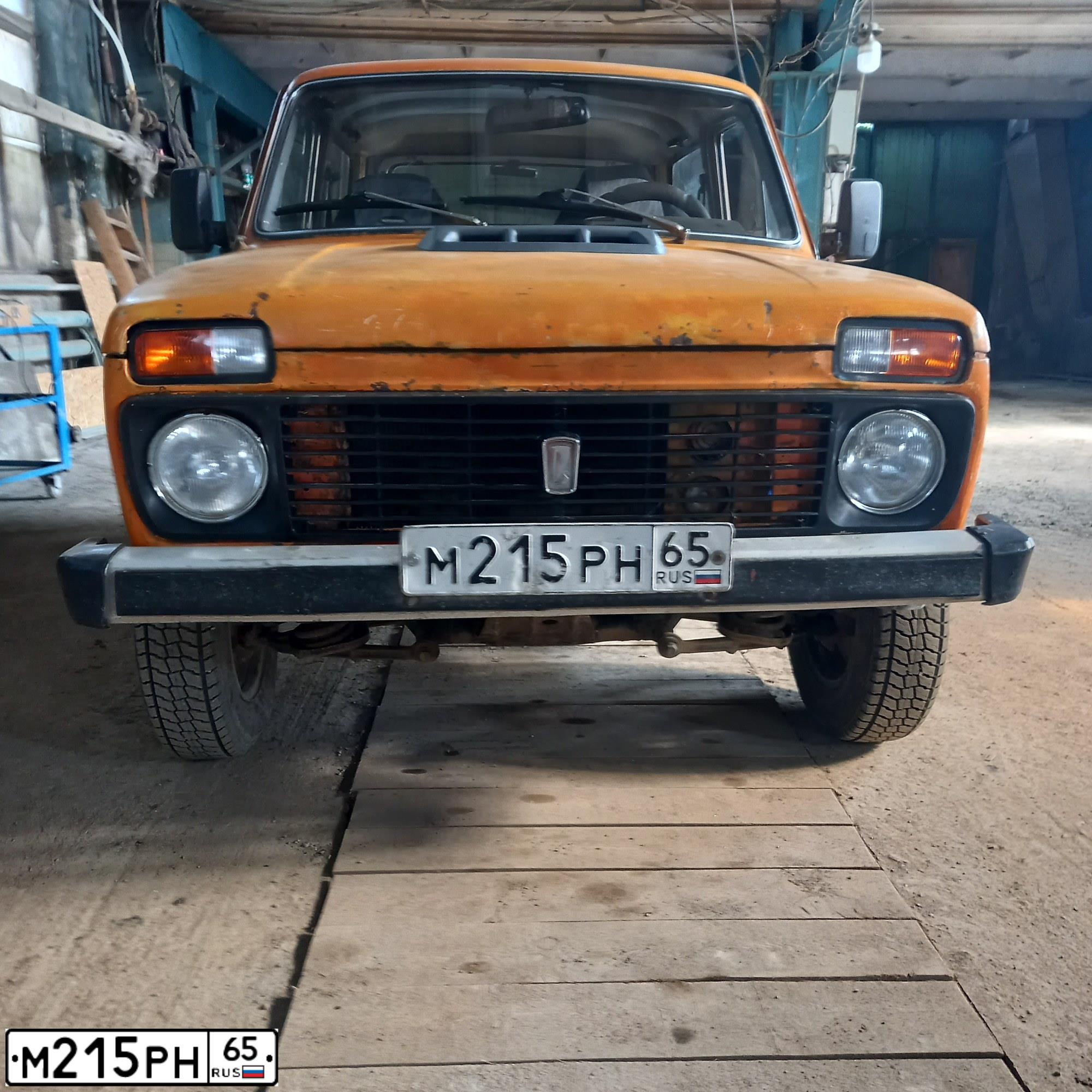 Фото автомобиля LADA 2121 NIVA, 1983 — госномер М215РН65. Цвет: ЖЕЛТЫЙ