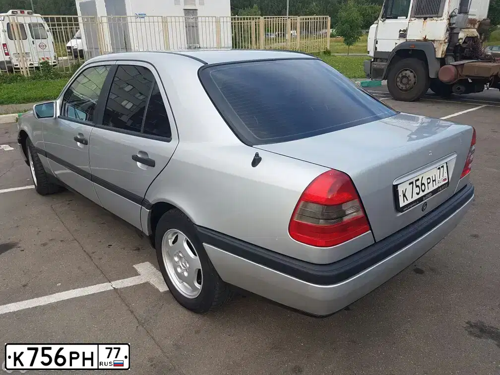 Фото автомобиля MERCEDES C-KLASSE, 1995 — госномер С311СР97. Цвет: Серебристый