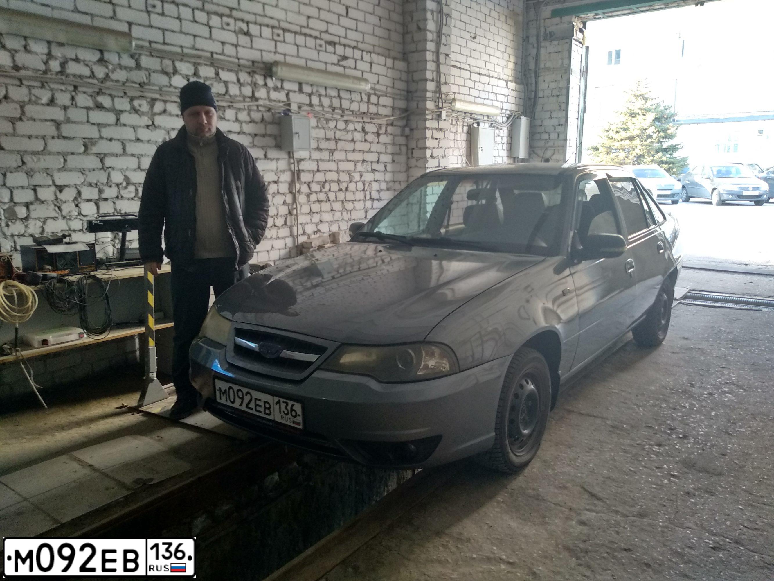 Фото автомобиля DAEWOO NEXIA, 2015 — госномер Р627МЕ48. Цвет: ТЕМНО-СЕРЫЙ