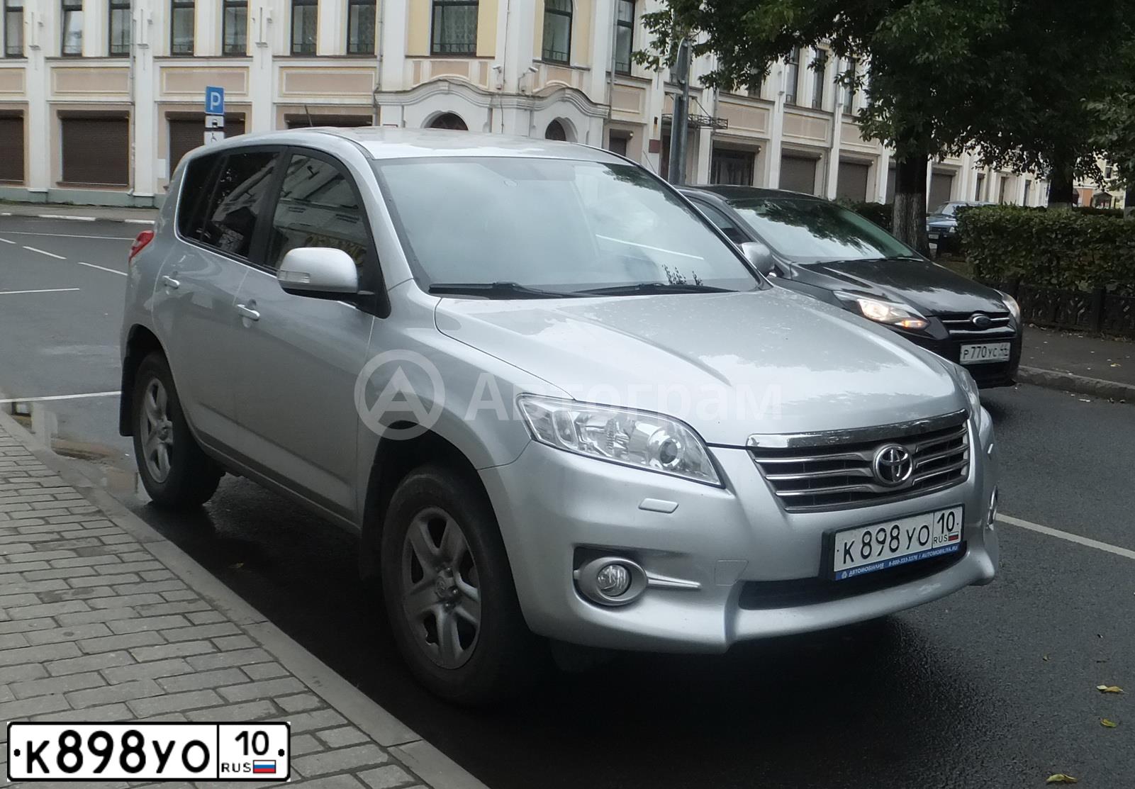 Фото автомобиля TOYOTA RAV4, 2012 — госномер К898УО10. Цвет: СВЕТЛО-СЕРЫЙ