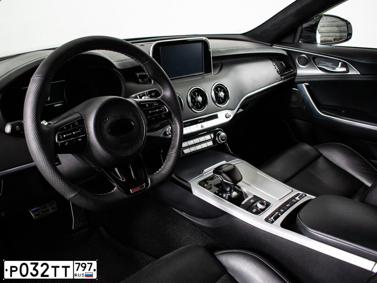 Фото автомобиля KIA STINGER, 2018 — госномер О222ОМ40. Цвет: БЕЛЫЙ-ЧЕРНЫЙ