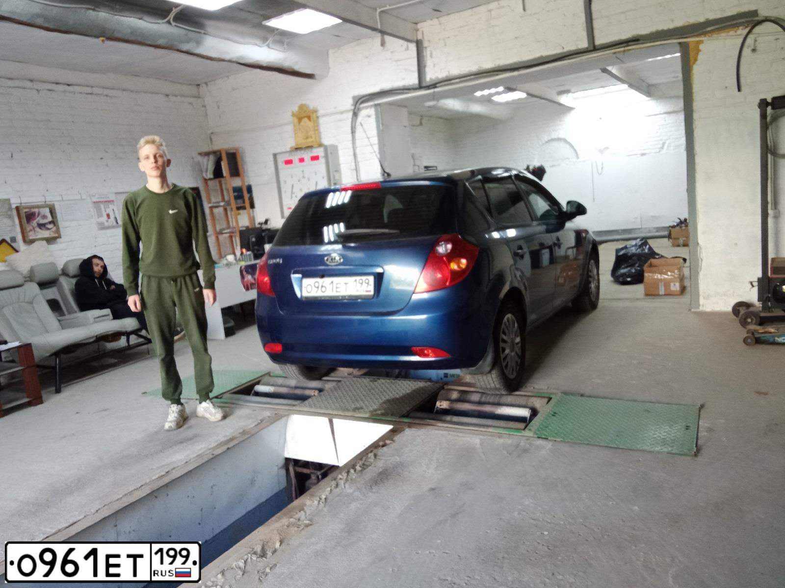 Фото автомобиля KIA CEE'D, 2008 — госномер Р476ХС40. Цвет: синий
