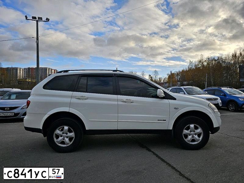 Фото автомобиля SSANGYONG KYRON, 2013 — госномер Р361СУ46. Цвет: Белый