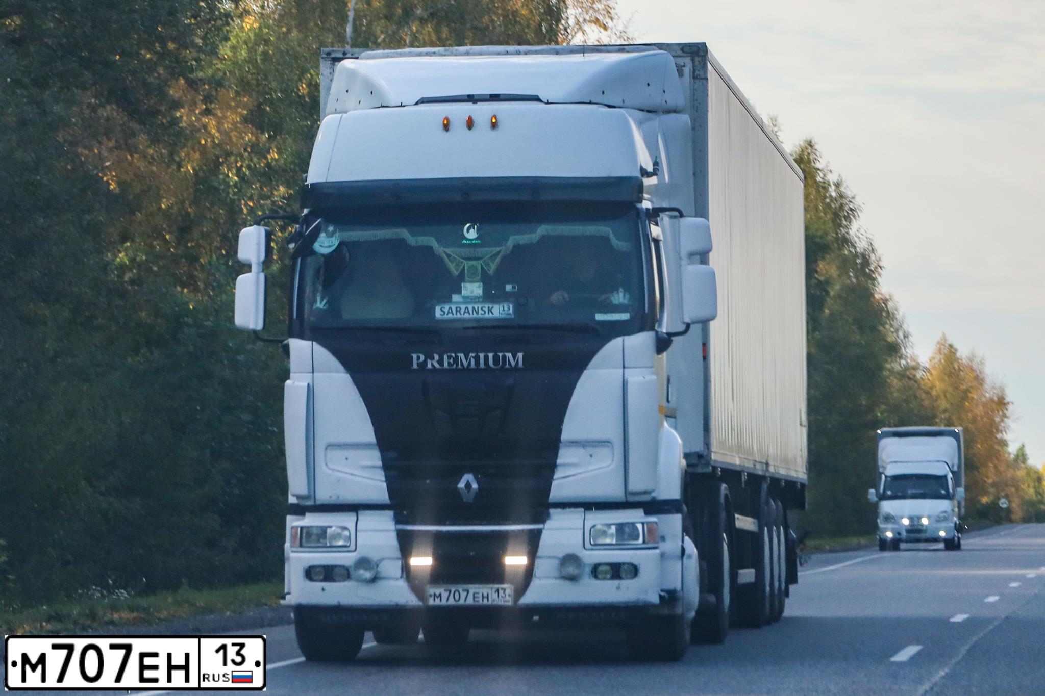 Фото автомобиля RENAULT PREMIUM, 2012 — госномер Х319ТА64. Цвет: Белый