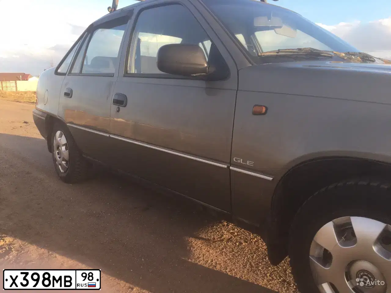 Фото автомобиля DAEWOO NEXIA, 2000 — госномер Е742НЕ51. Цвет: Хаки