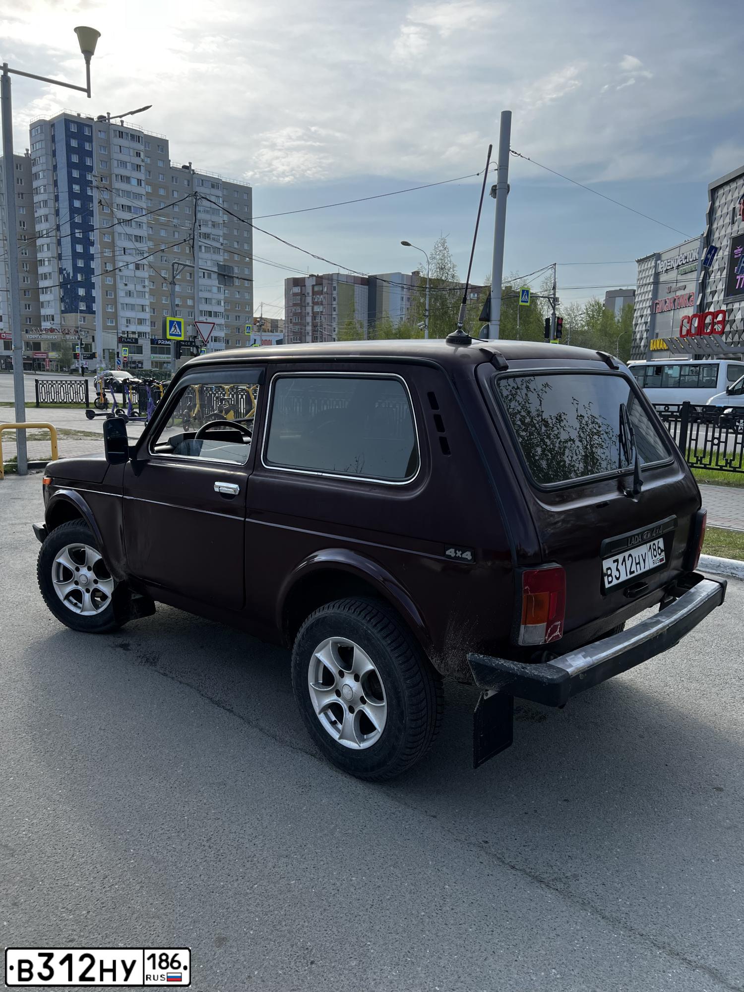 Фото автомобиля LADA 2121 NIVA, 2007 — госномер В002МУ86. Цвет: ТЕМНО-ВИШНЕВЫЙ