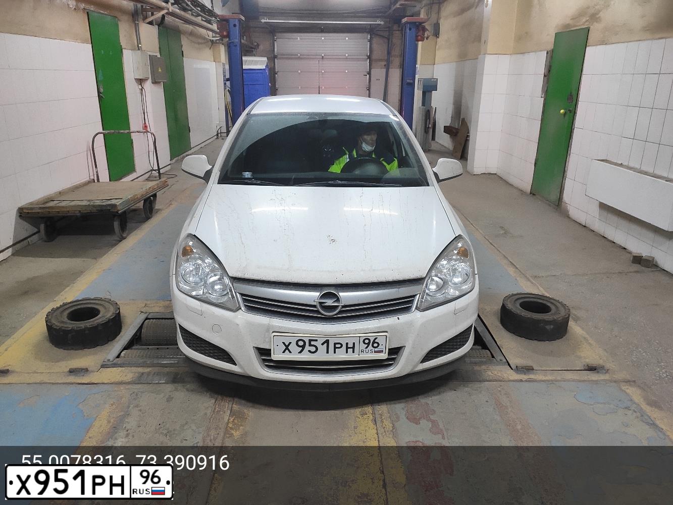 Фото автомобиля OPEL ASTRA, 2013 — госномер Х951РН96. Цвет: Белый