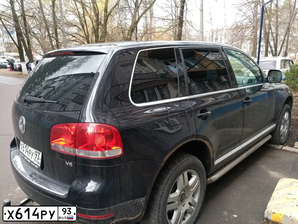 Фото автомобиля VOLKSWAGEN TOUAREG, 2004 — госномер В074ОЕ09. Цвет: ЧЕРНЫЙ