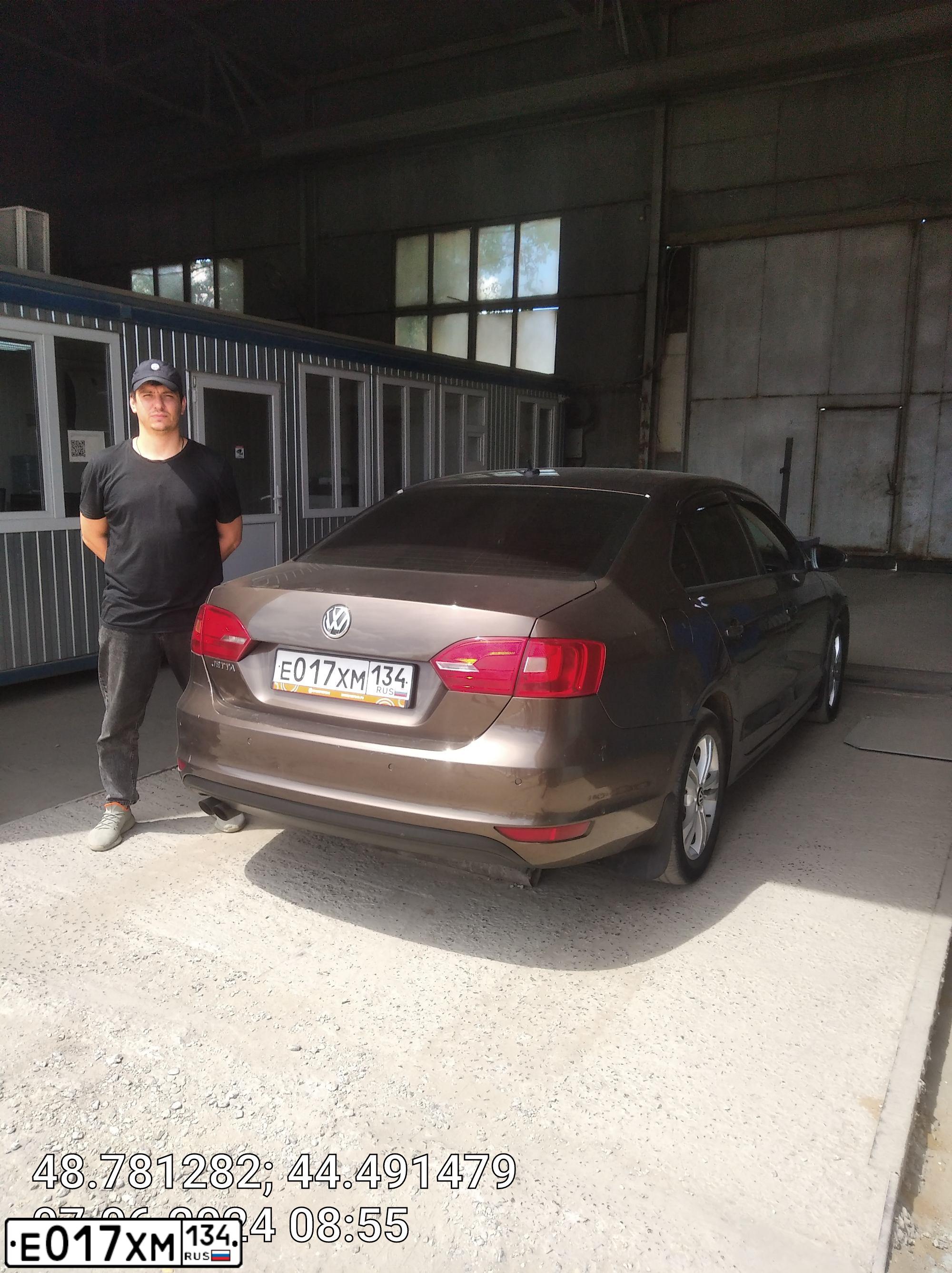 Фото автомобиля VOLKSWAGEN JETTA, 2011 — госномер Е017ХМ134. Цвет: Коричневый
