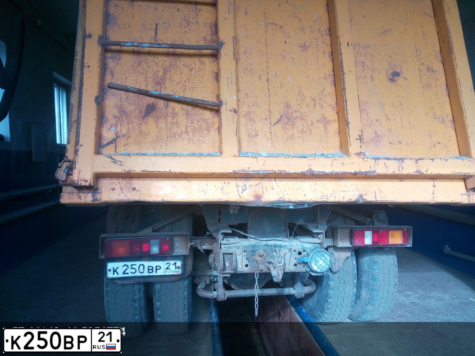 Фото автомобиля MAZ 5516 /6X4/, 2006 — госномер К250ВР21. Цвет: БЕЛЫЙ