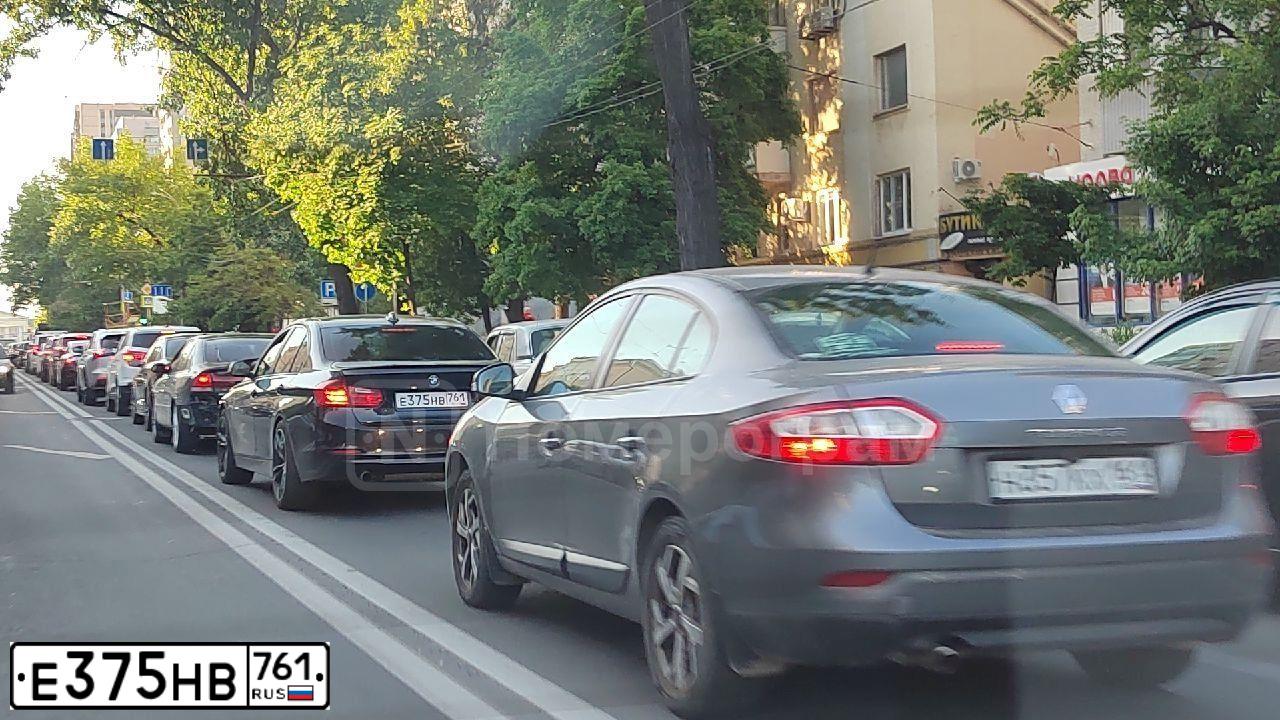 Фото автомобиля BMW SERIE 3, 2012 — госномер Е375НВ761. Цвет: ЧЕРНЫЙ
