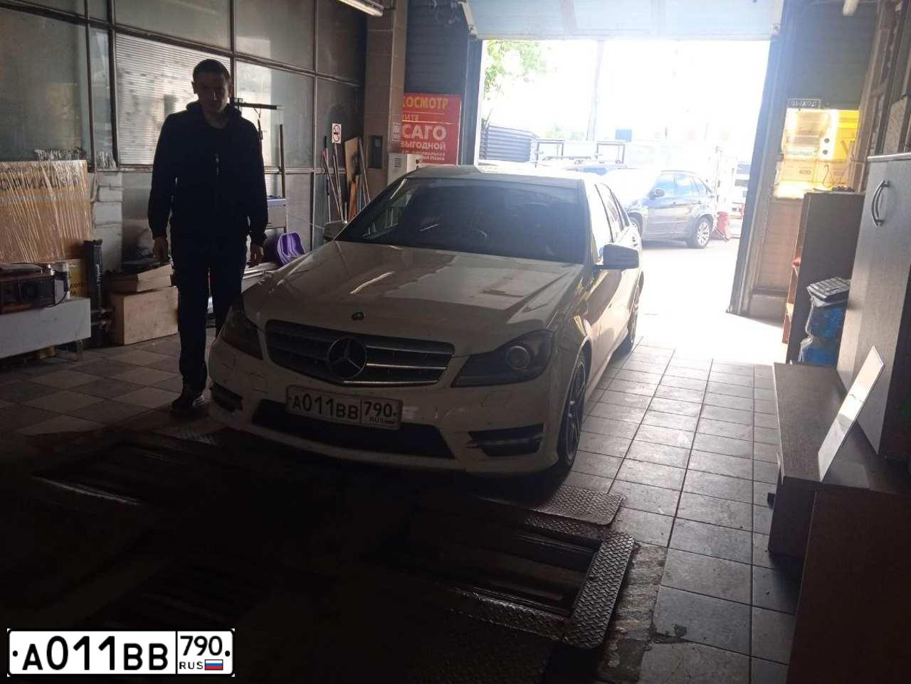 Фото автомобиля OPEL ASTRA, 2011 — госномер А011ВВ790. Цвет: Белый