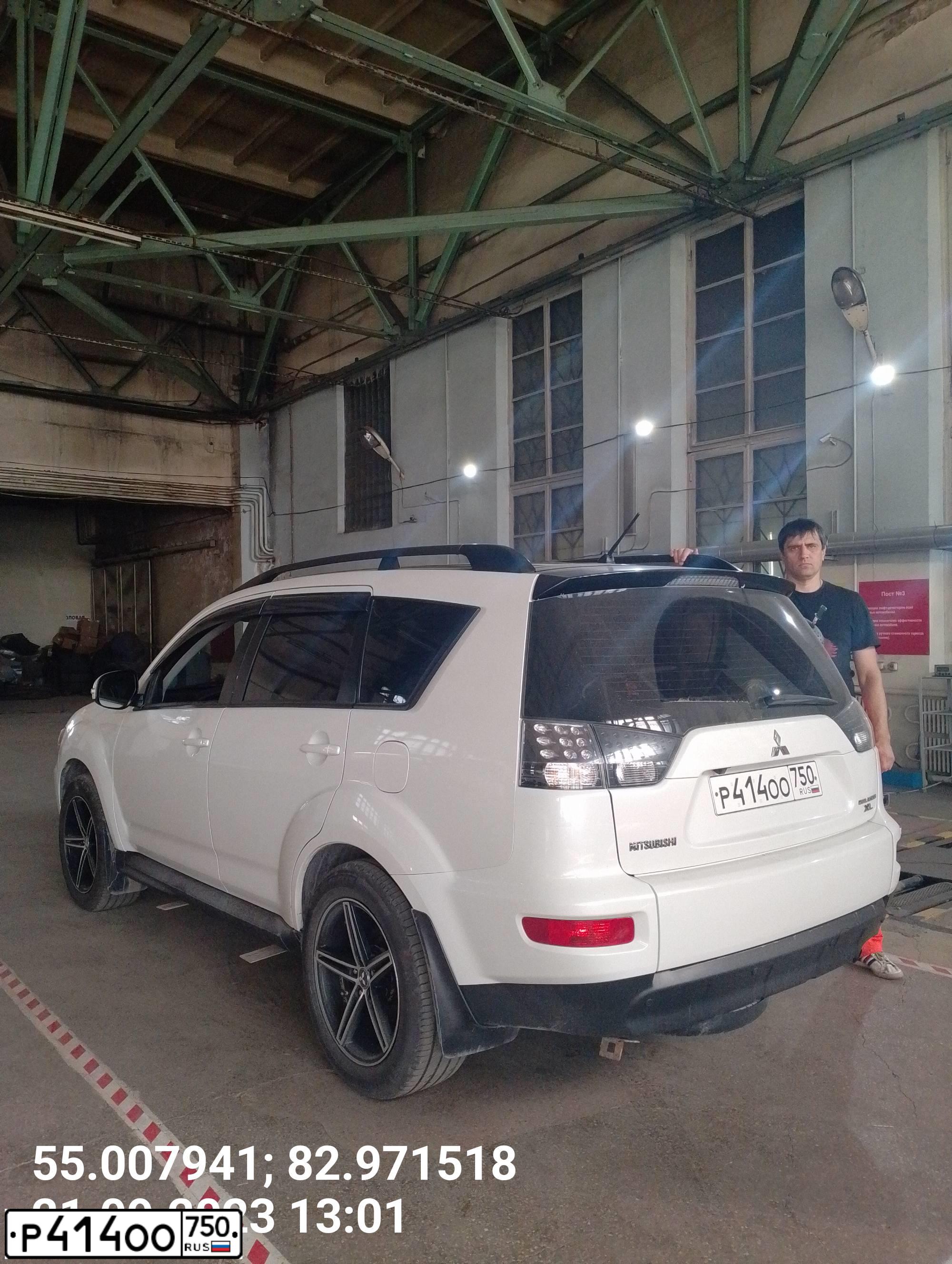 Фото автомобиля MITSUBISHI OUTLANDER, 2011 — госномер Р046ОХ23. Цвет: Белый