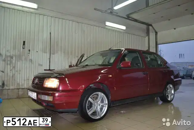Фото автомобиля VOLKSWAGEN VENTO, 1994 — госномер С158ТК39. Цвет: БОРДОВЫЙ