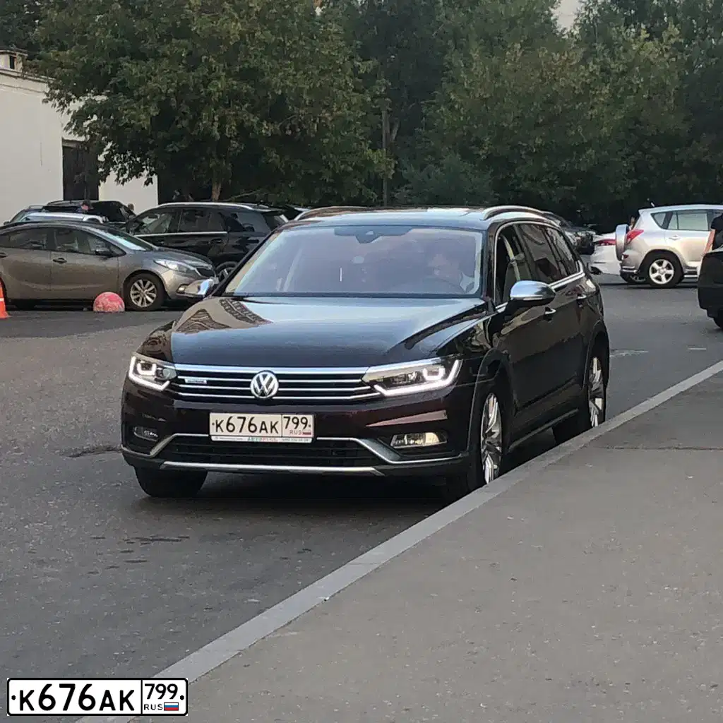 Фото автомобиля VOLKSWAGEN PASSAT, 2017 — госномер М655ОО799. Цвет: БОРДОВЫЙ
