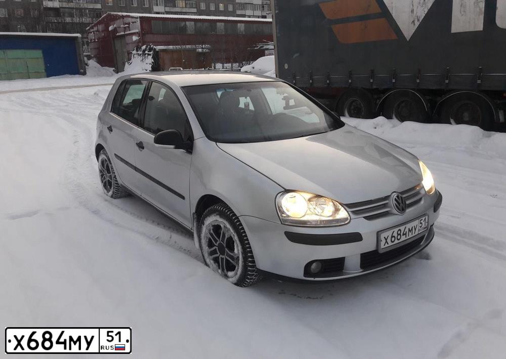 Фото автомобиля VOLKSWAGEN GOLF PLUS, 2008 — госномер В717РР51. Цвет: Серебристый