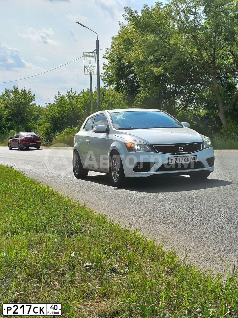 Фото автомобиля KIA CEE'D, 2011 — госномер Р217СК40. Цвет: Белый