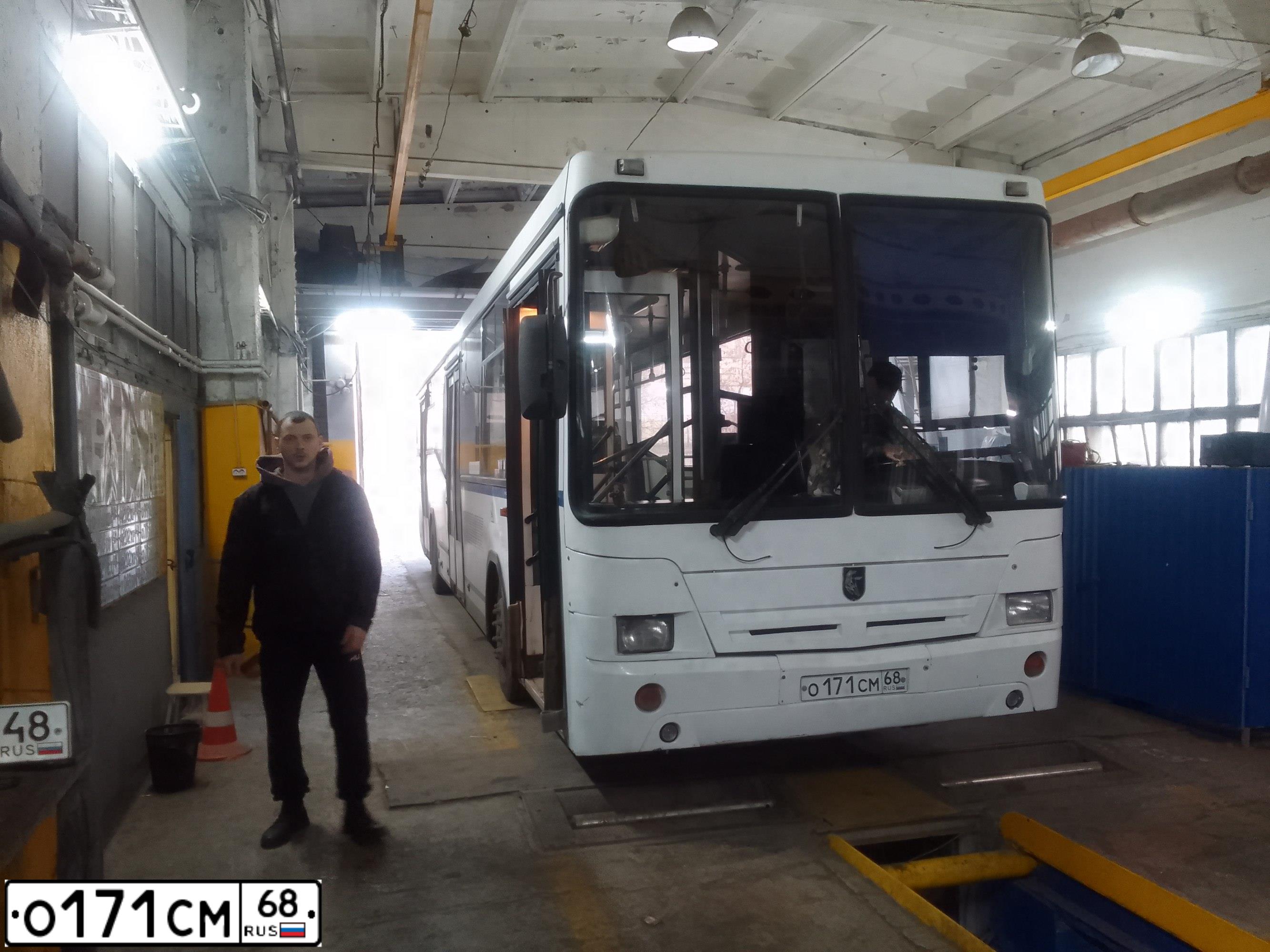 Фото автомобиля NEFAZ 5299 /KAMAZ 5297 4X2/, 2006 — госномер О171СМ68. Цвет: Белый с Синей полосой
