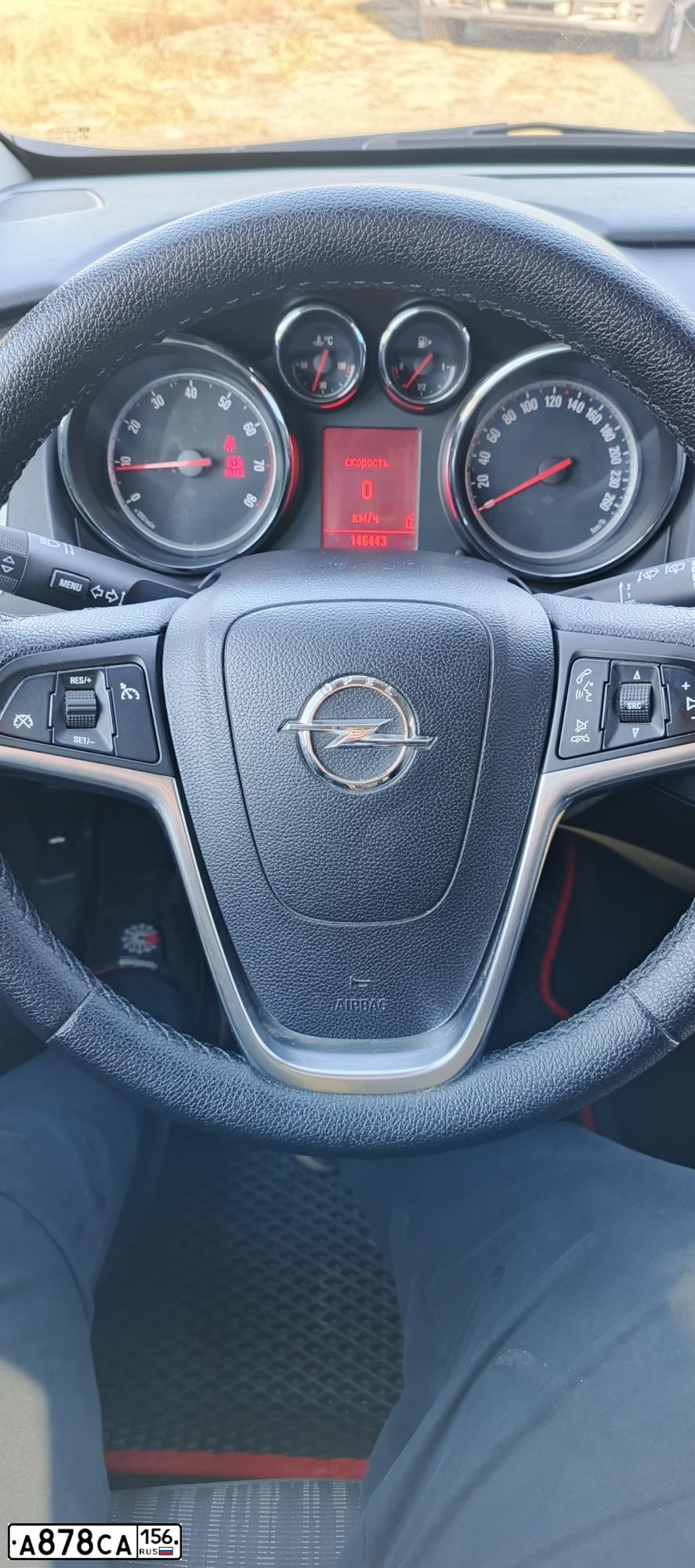 Фото автомобиля OPEL ASTRA, 2011 — госномер А878СА156. Цвет: Красный