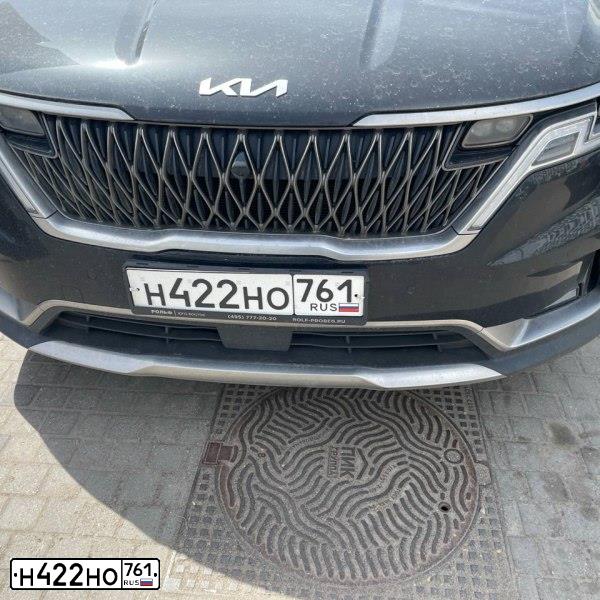 Фото автомобиля KIA CARNIVAL, 2022 — госномер Н422НО761. Цвет: ЧЕРНЫЙ
