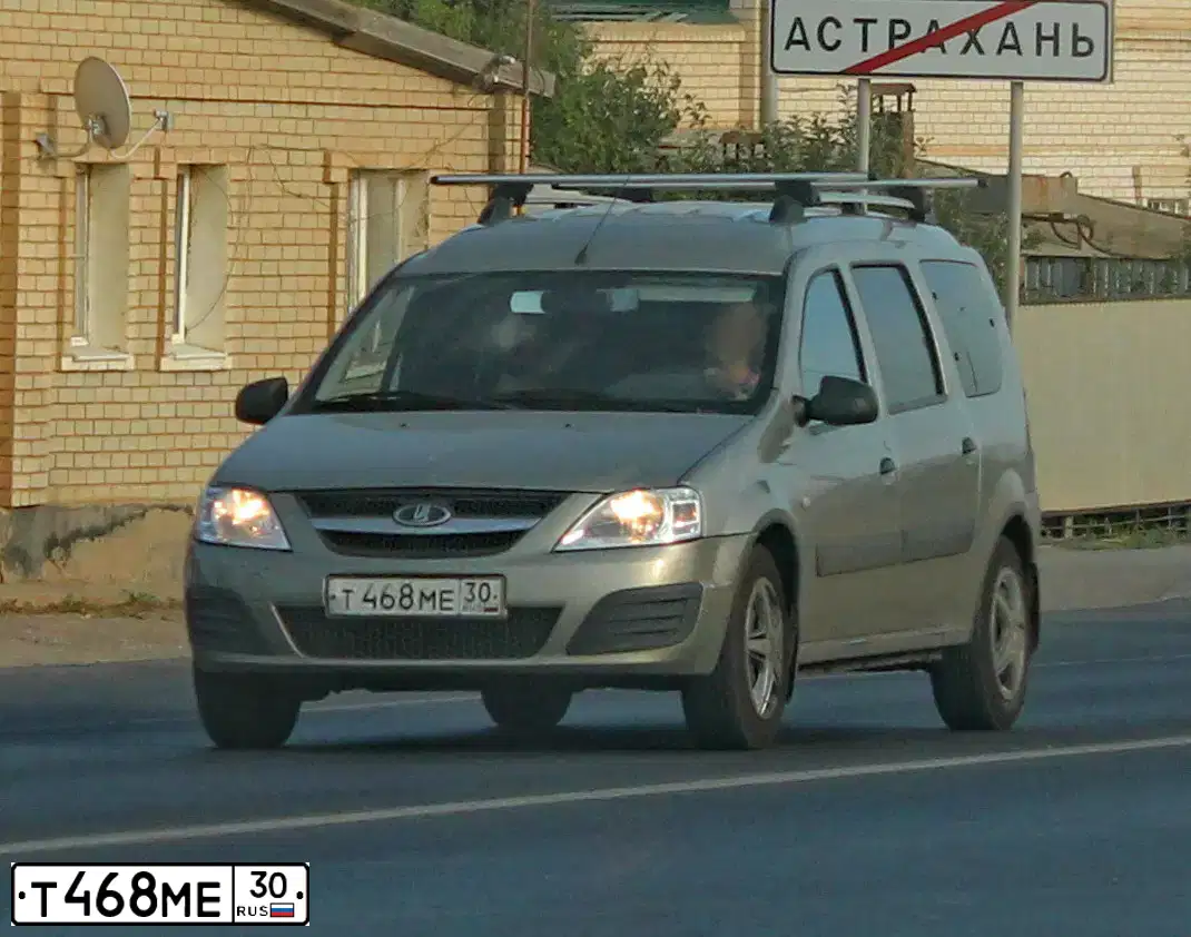 Фото автомобиля LADA LARGUS, 2014 — госномер Т468МЕ30. Цвет: СЕРО-БЕЖЕВЫЙ