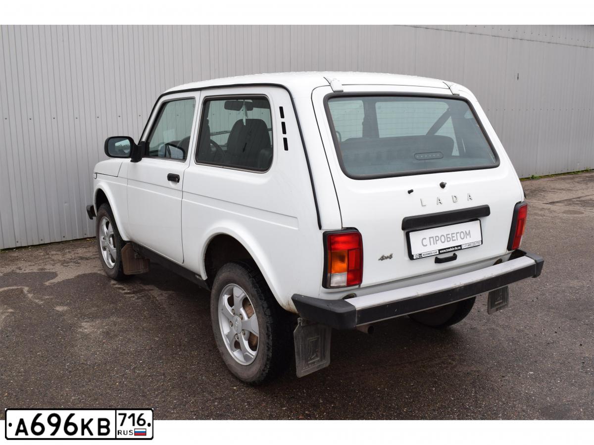 Фото автомобиля LADA 2121 NIVA, 2017 — госномер А081ХС164. Цвет: Белый