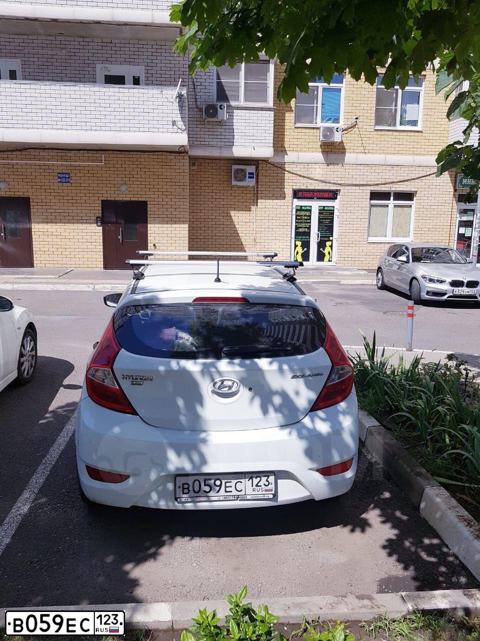Фото автомобиля HYUNDAI SOLARIS, 2012 — госномер А393НУ01. Цвет: Белый