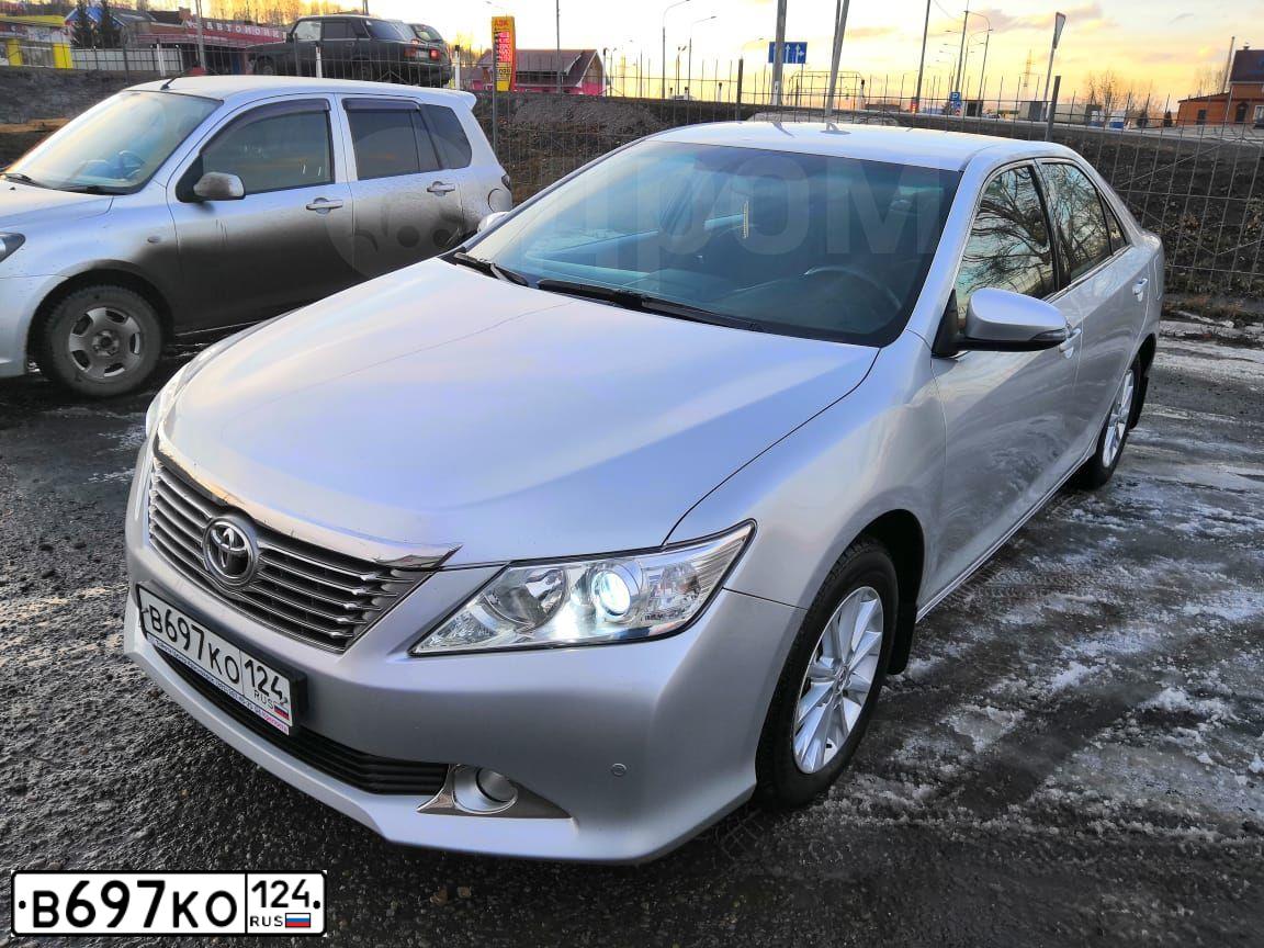 Фото автомобиля TOYOTA CAMRY, 2012 — госномер В697КО124. Цвет: СЕРЕБРИСТЫЙ