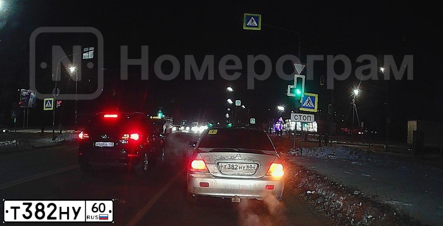Фото автомобиля MITSUBISHI LANCER, 2007 — госномер Т382НУ60. Цвет: Серебристый