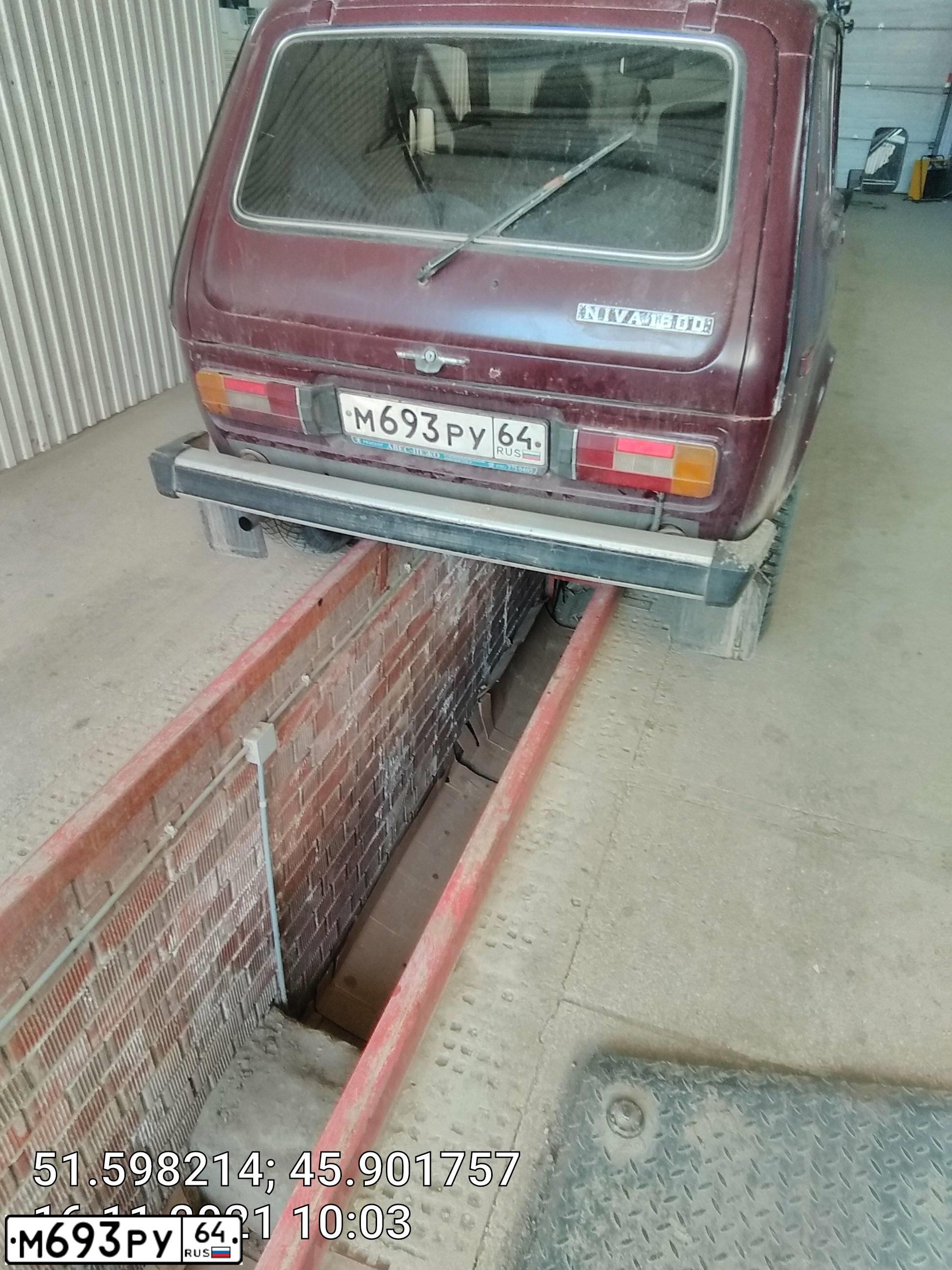 Фото автомобиля LADA 2121 NIVA, 1991 — госномер М693РУ64. Цвет: ВИШНЕВЫЙ