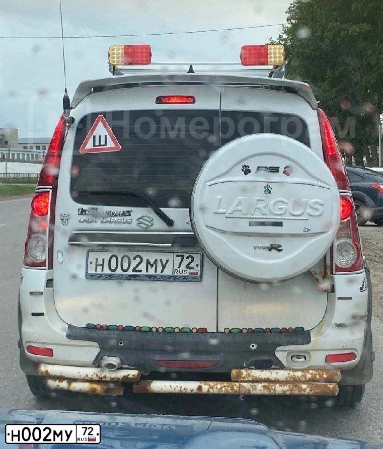 Фото автомобиля LADA LARGUS, 2013 — госномер Н002МУ72. Цвет: Белый
