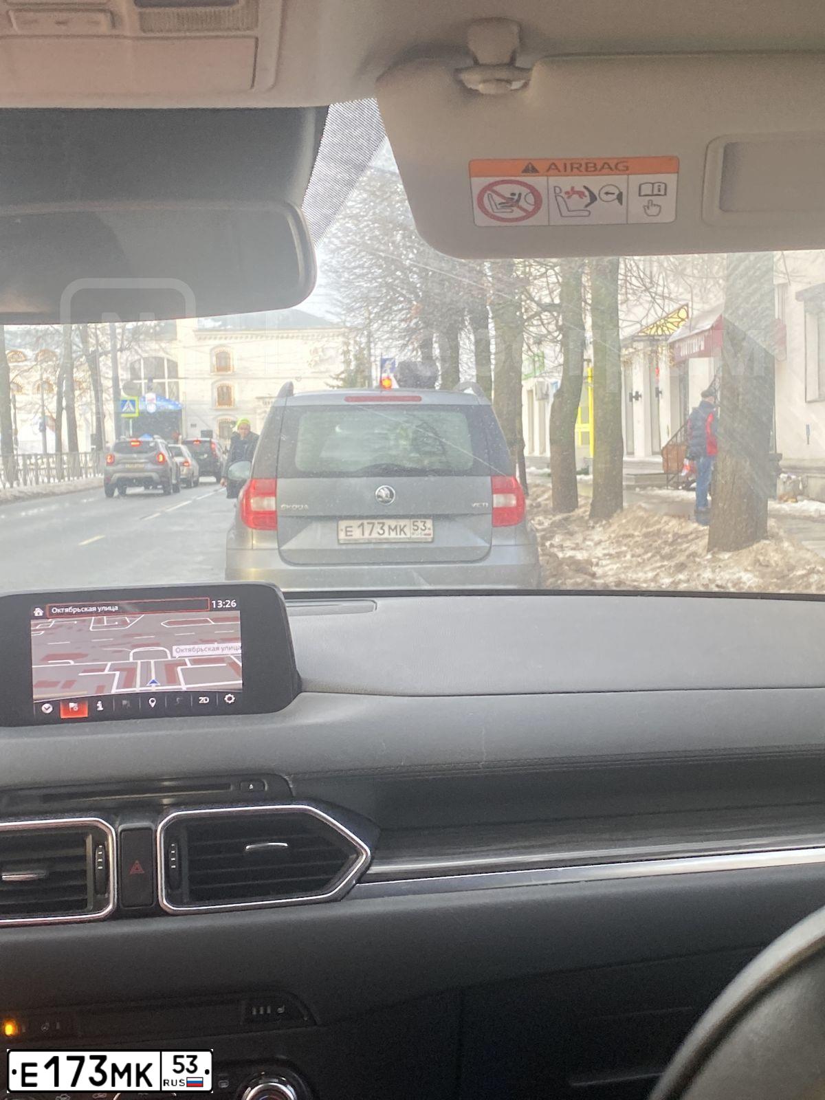 Фото автомобиля SKODA YETI, 2017 — госномер Е173МК53. Цвет: ТЕМНО-СЕРЫЙ