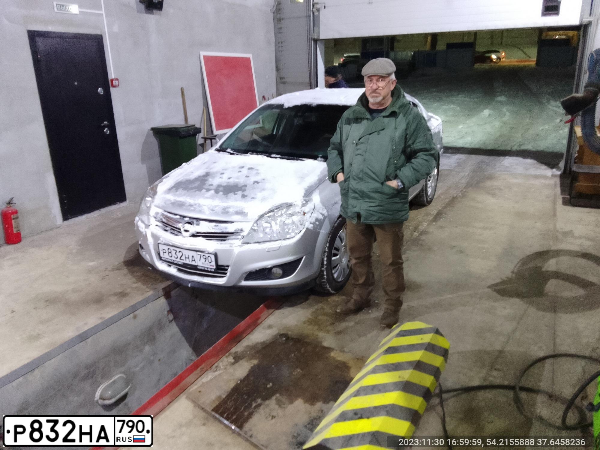 Фото автомобиля OPEL ASTRA, 2011 — госномер В600РХ190. Цвет: СЕРЕБРИСТЫЙ