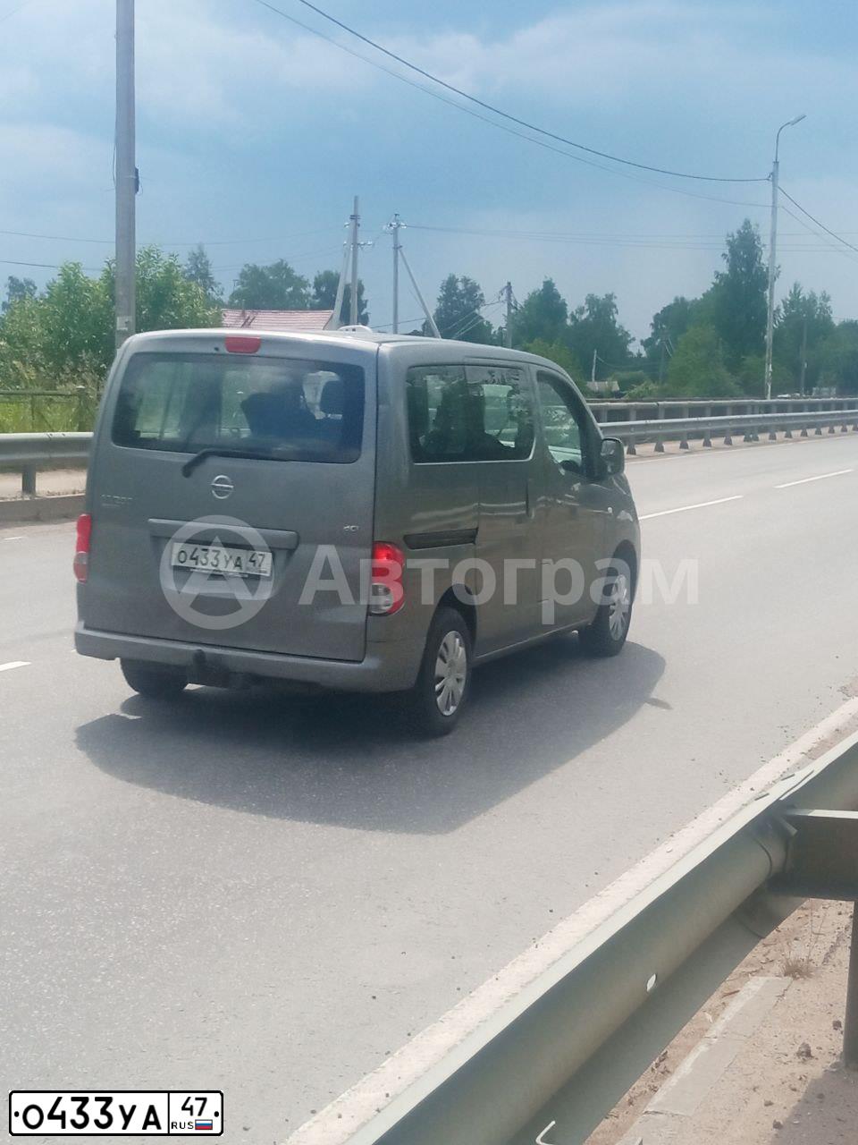 Фото автомобиля NISSAN NV 200, 2013 — госномер О433УА47. Цвет: Серый