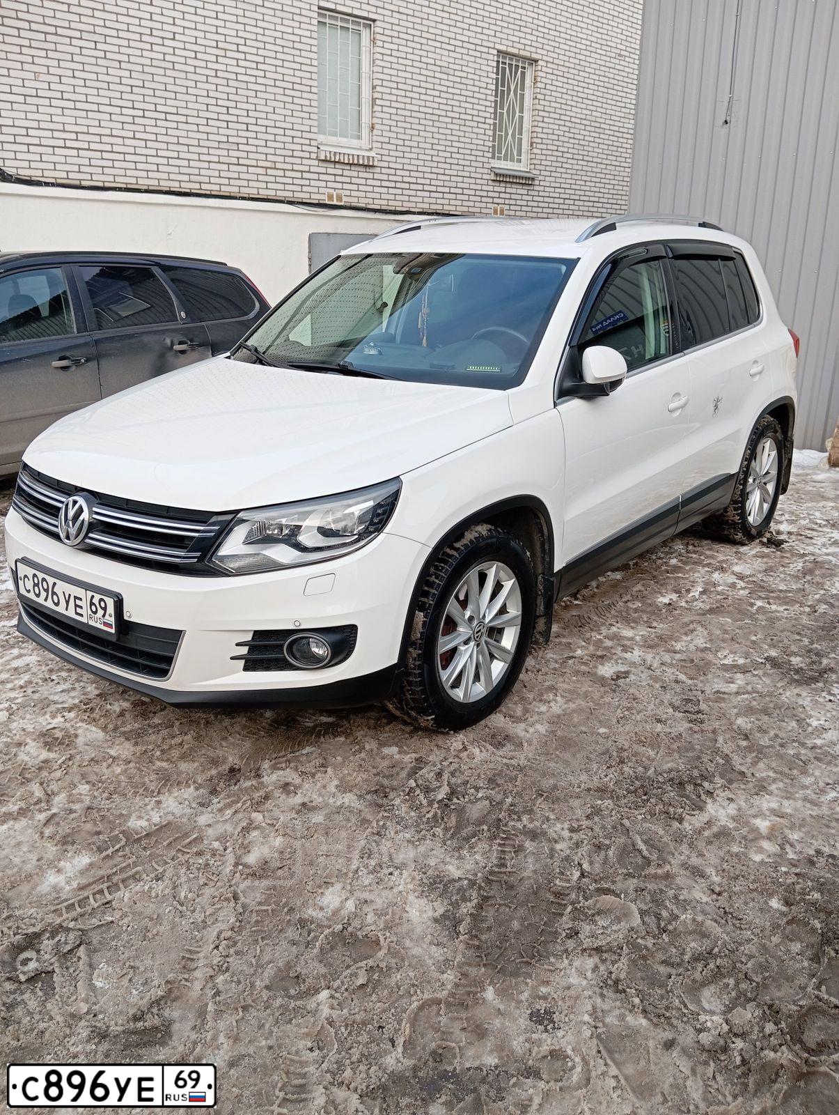 Фото автомобиля VOLKSWAGEN TIGUAN, 2012 — госномер С896УЕ69. Цвет: Белый