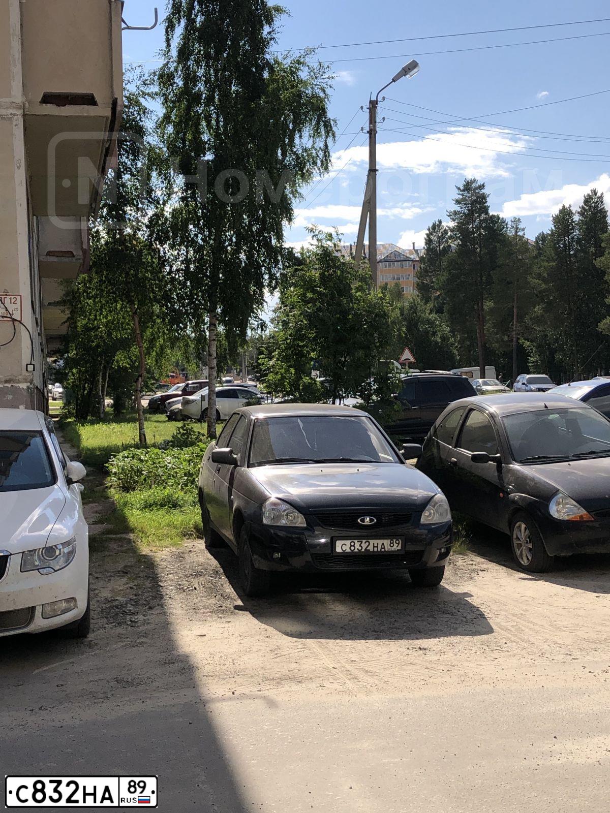 Фото автомобиля LADA 2170 PRIORA, 2009 — госномер С832НА89. Цвет: Темно-зеленый