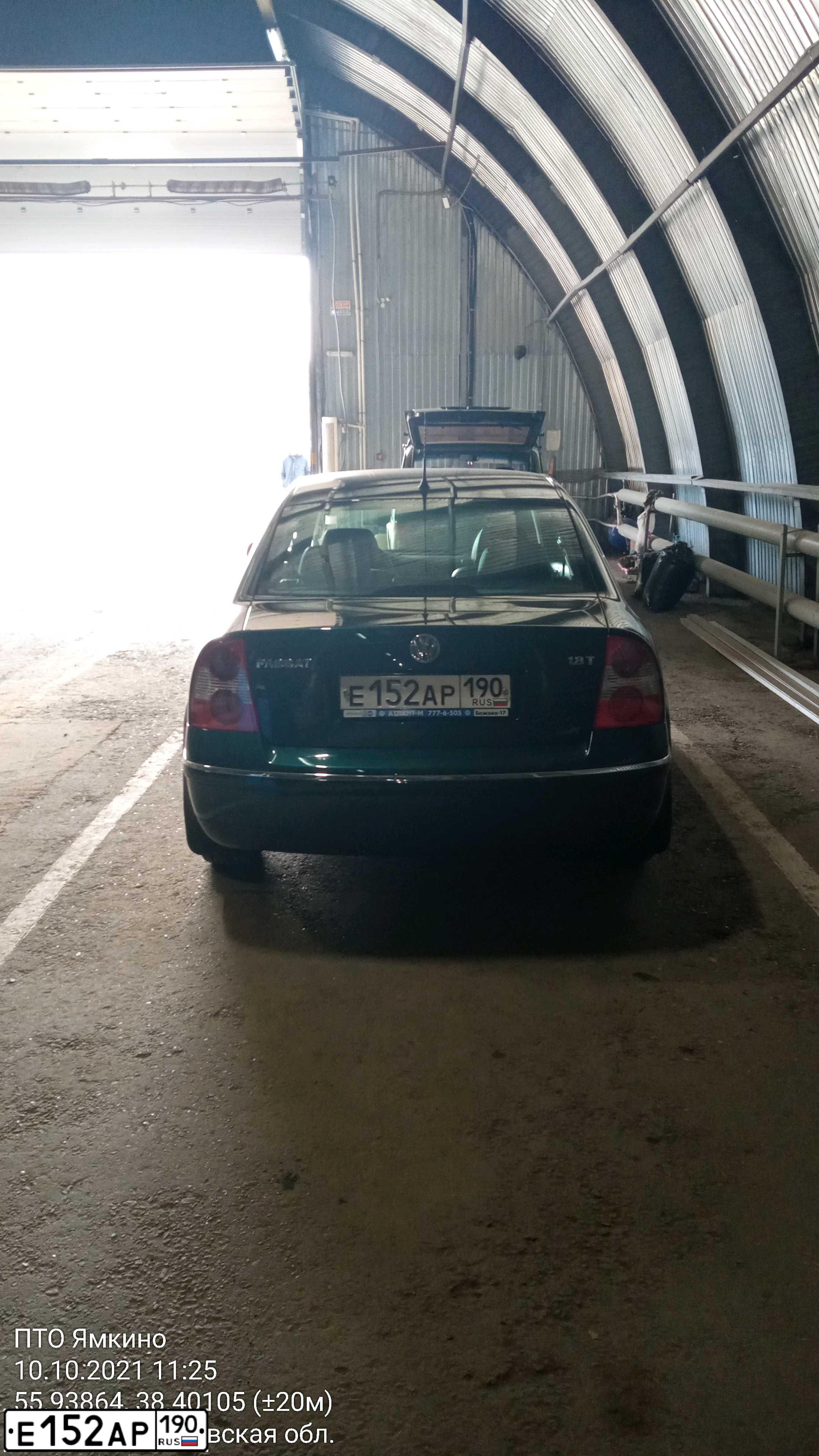 Фото автомобиля VOLKSWAGEN PASSAT, 2002 — госномер Е152АР190. Цвет: ЗЕЛЕНЫЙ