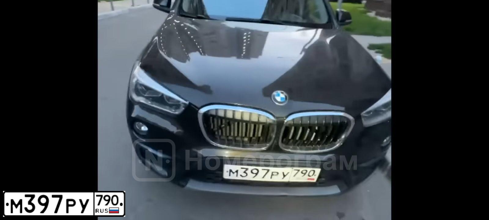 Фото автомобиля BMW X1, 2018 — госномер С436ХА39. Цвет: Коричневый